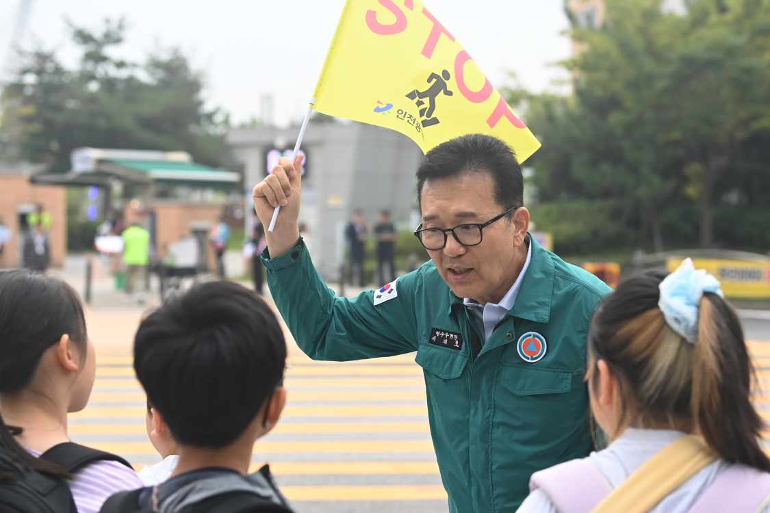 연수구는 지난달 30일과 10월 1일 은송초등학교와 새봄초등학교 앞 스쿨존 횡단보도에서 어린이 교통안전 깃발 캠페인을 실시했다